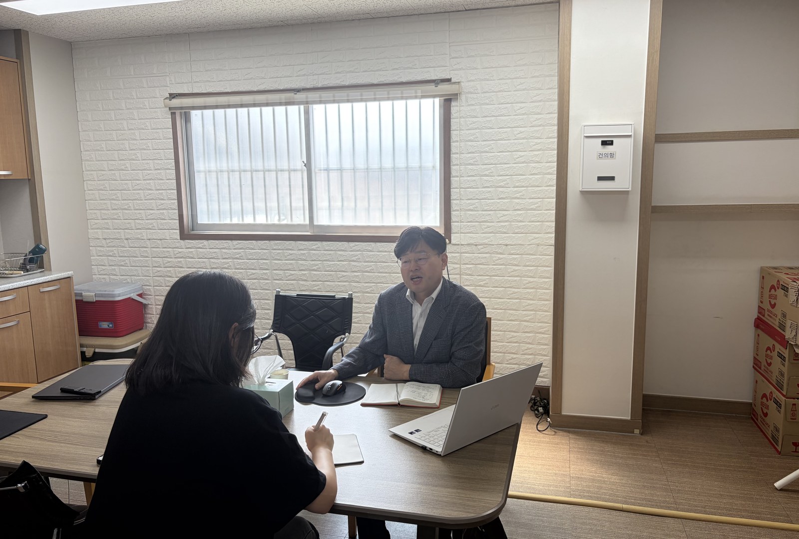 사무실에서 담당자와 재고 확인 순서를 처음부터 따라가 봤습니다