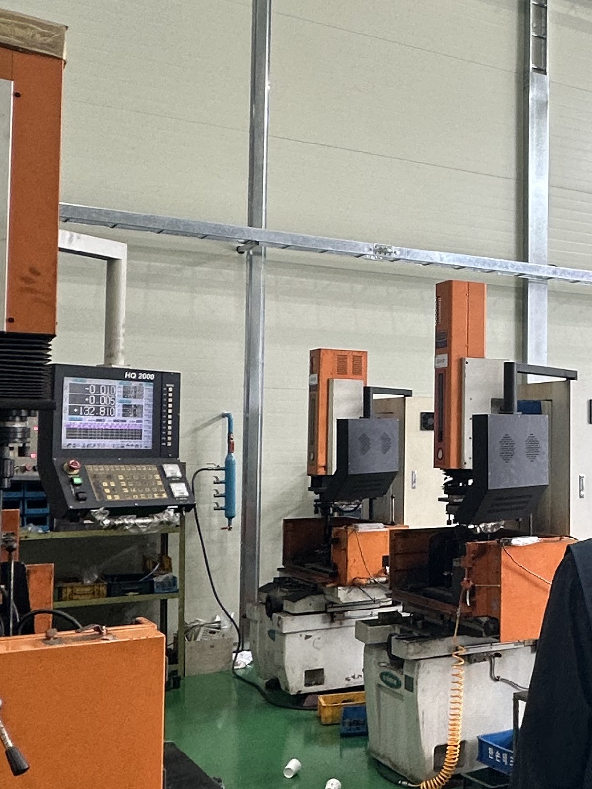 지게차가 소재를 옮겨 주는 CNC 가공기 열